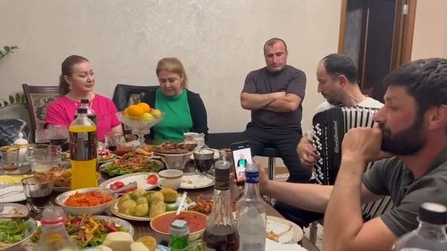 Старинная народная даргинская песня под гармошку. Ашура Гасанова. Саид Шахбанов. В компании друзей смотреть онлайн