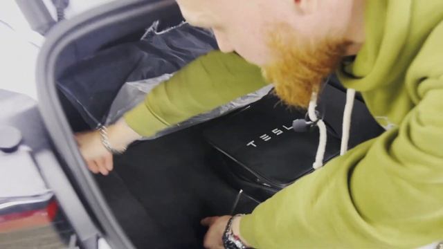 Перетяжка потолка в алькантару на Tesla Model 3! Полностью новый потолок для электрокара Tesla. смотреть онлайн