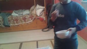 Мальчик срет и ест орешки