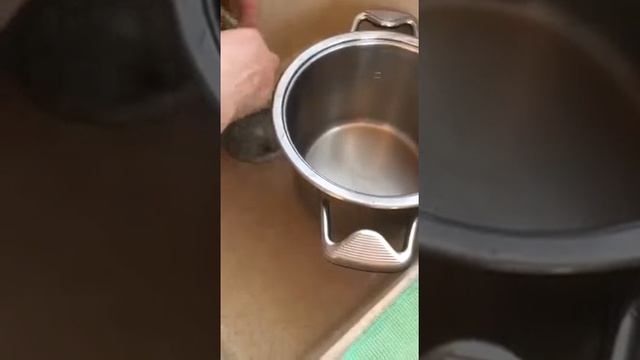 Вымыть жирную посуду без всяких моющих средств до скрипа. смотреть онлайн