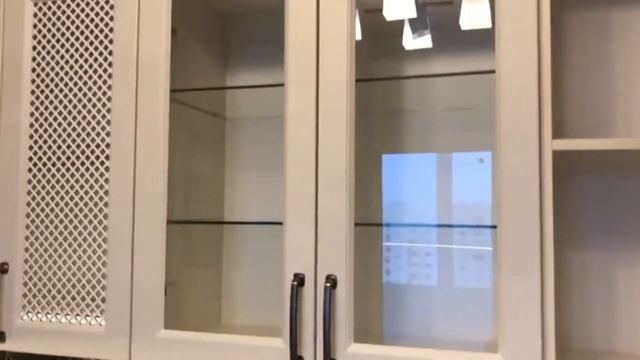 Угловая кухня с темной столешницей смотреть онлайн