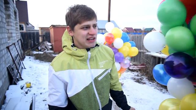 СКОЛЬКО НУЖНО ГЕЛИЕВЫХ ШАРИКОВ, ЧТОБЫ ВЗЛЕТЕТЬ ЧЕЛОВЕКУ? смотреть онлайн