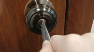 Как открыть такую дверь если она сама закрылась