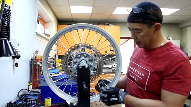 Как переспицевать колесо мотоцикла. смотреть онлайн