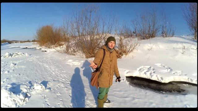 За фотографией: по замерзшей реке в солнечный день смотреть онлайн