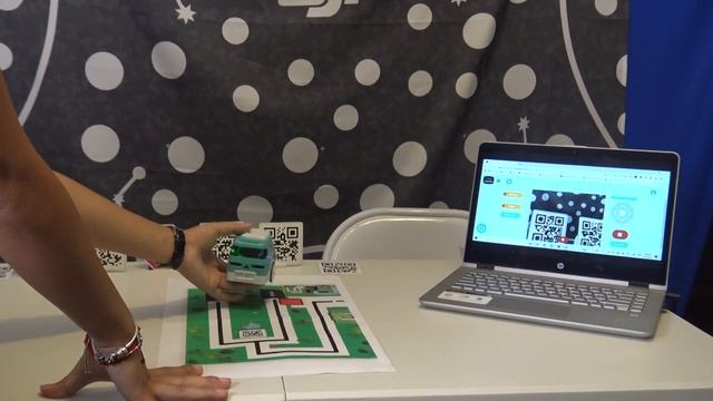 ZUMI ROBOT reading QR codes смотреть онлайн
