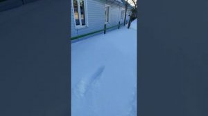 снег сьезжая с крыши ломает забор, можно подвинуть!