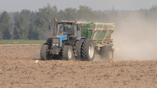 МТЗ- Беларус - вносит в почву сухие удобрения.и дисковка поля смотреть онлайн