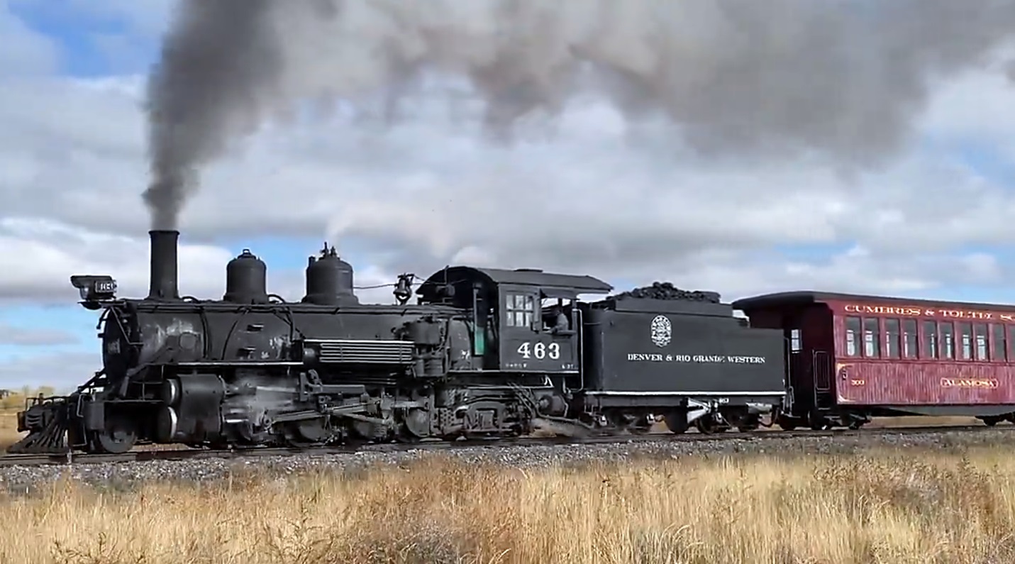 Опытный мастер показал СКОРОСТНОЙ ПАРОВОЗ 1902 года. Надежная техника работает больше 120 лет. смотреть онлайн