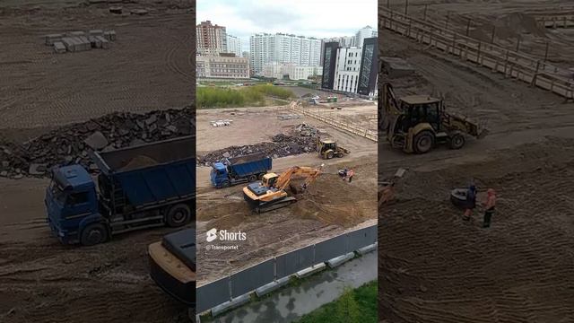 Экскаватор загружает ненужный песок в самосвал #Shorts #стройплощадка #экскаватор смотреть онлайн