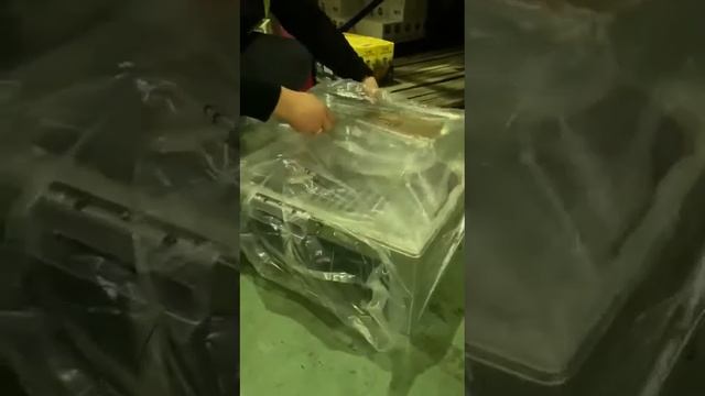 Мармиты. Клиент смотрит на складе.