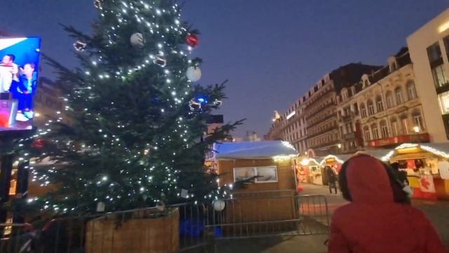 Рождественская ярмарка в Брюсселе. Русская палатка. Нарядный город и веселый продавец) Потанцуем)))