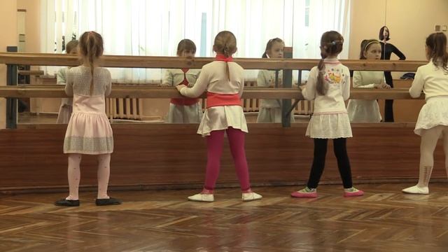 Детская хореография для дошкольников. Упражнения у станка. смотреть онлайн