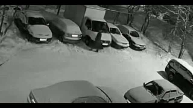 Добрый сосед Почистил свою «Газель» и пока она прогревалась, решил почистить и другие машины! смотреть онлайн