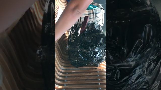 Упаковка чемодана в мусорный пакет смотреть онлайн