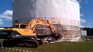 Демонтаж емкости нефтехранилища Экскаватор с гидроножницами т. 7. 922 .2244. 114 ,