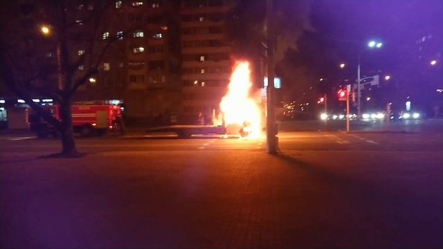 ? Сгорел эвакуатор на светофоре Беды - Некрасова в Минске. Fire. The tow-truck burned down. Minsk смотреть онлайн