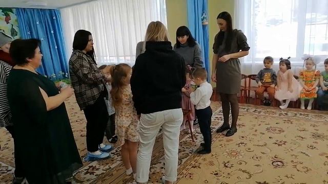 Игра "Кто быстрее выпьет молоко" смотреть онлайн