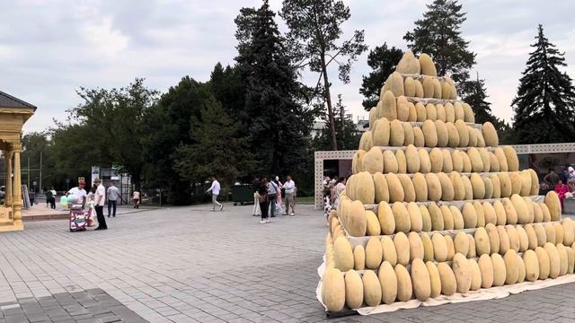 Алматы. Площадь и фонтаны перед Дворцом Республики. 27 августа 2023. Kazakhstan. Almaty. August 202 смотреть онлайн