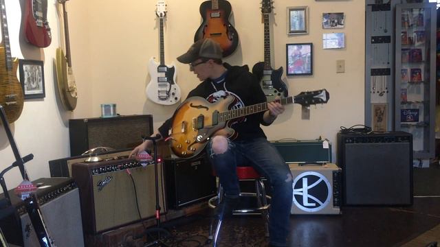 Epiphone 50th Anniversary Casino and Sweater Poncho смотреть онлайн