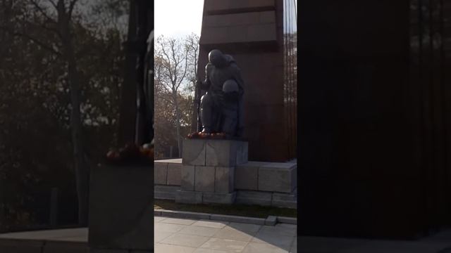 Берлин,Трептовер парк,мемориал советским воинам,живые цветы!ноябрь 2019 смотреть онлайн