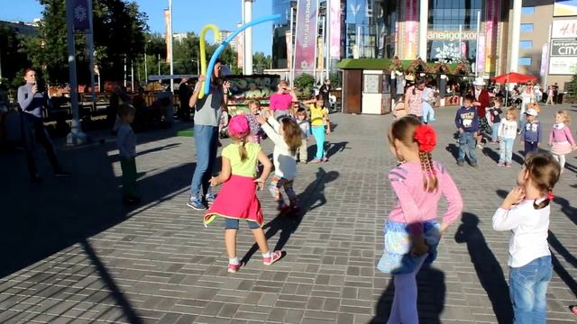 Игра "рыбка и тучка" на городском празднике "Московское лето" в СЗАО смотреть онлайн