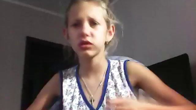 Пробуют надуть большой пузырь из жвачки Love is... смотреть онлайн