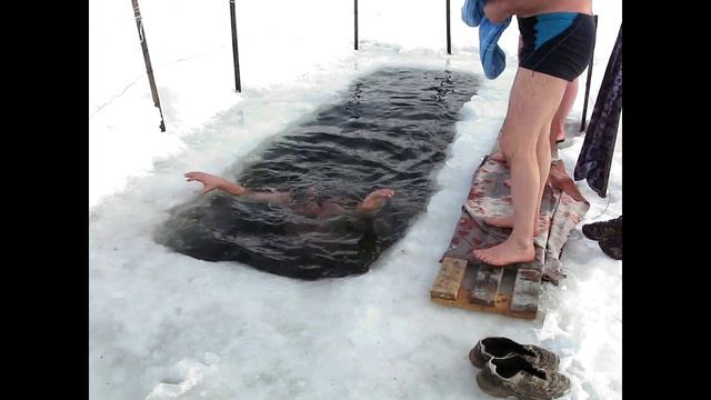 "Окуньки" окунают нового участника Клуба "Моржей". 31.01.16 смотреть онлайн