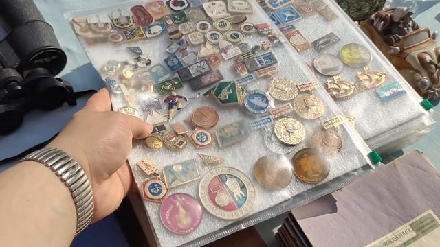 Барахолка в Подмосковье. Немецкие награды лежат рядом с иконами. Пришлось их купить... смотреть онлайн