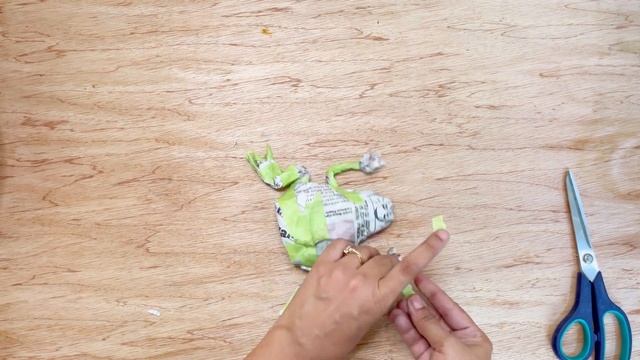 Make a PAPER MACHE BULL FROG ? DIY Decorations | DIY Props смотреть онлайн