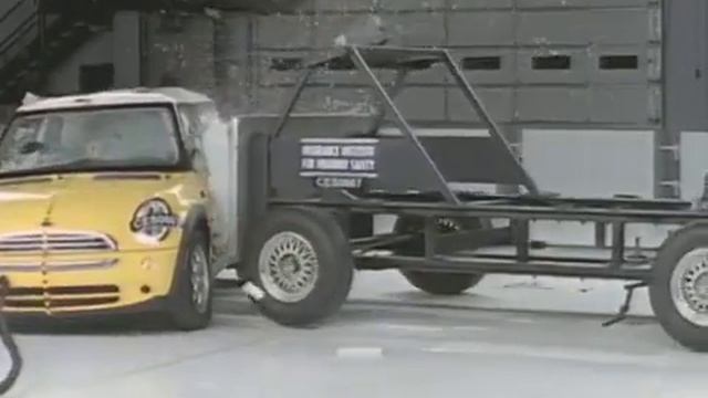 2006 MINI Cooper Side IIHS crash test смотреть онлайн