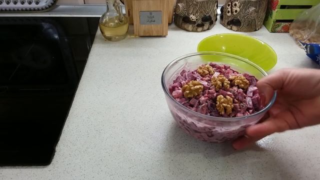Рецепт салатов со свёклой и солеными огурцами ПИКОВАЯ ДАМА И ДАМСКИЙ КАПРИЗ. Вкусный воскресеник. смотреть онлайн