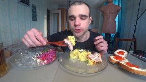 НОВОГОДНИЙ МУКБАНГ ОЛИВЬЕ / СЕЛЬДЬ ПОД ШУБОЙ / БУТЕРБРОДЫ С КРАСНОЙ ИКРОЙ / EATING Mukbang АСМР ASMR