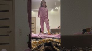 Влог в доме ￼ как я ем чупа-чупс ￼🍭с кефиром 🥛 и как я переодеваюсь в пижаму ￼￼￼ и ложусь спать 🛌