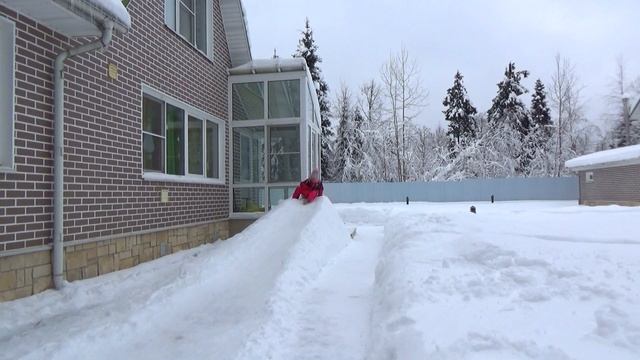 ❄️ ❄️ ❄️ Горка из снега своими руками. (Часть первая) ☃️ Катя на самодельной горке. смотреть онлайн