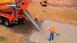 Брудер игрушка - бетоновоз Mерседес Бенц  Arocs М1:16 Bruder (03654)