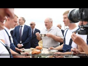 Как Лукашенко обедал в поле с механизаторами: "Показать хотите, что вас кормят???" ПОЛНОЕ ВИДЕО!!