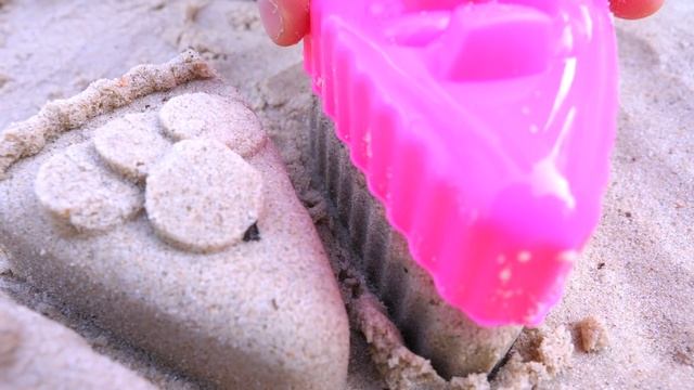 Песочница для самых маленьких. Ищем машинки в песочнице и лепим куличики. Чаепитие для игрушек смотреть онлайн