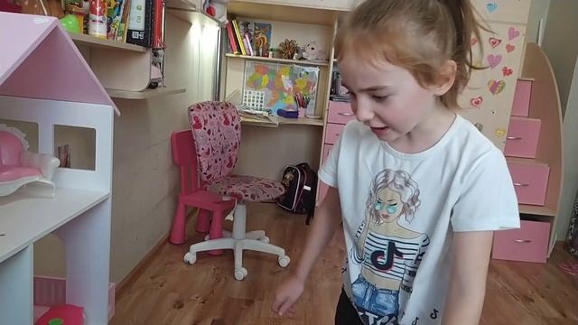 РЫЖАЯ ДЕРЕВЕНЩИНА ВЫГНАЛА ДЕВОЧЕК ИЗ ДОМА !