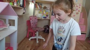 РЫЖАЯ ДЕРЕВЕНЩИНА ВЫГНАЛА ДЕВОЧЕК ИЗ ДОМА !