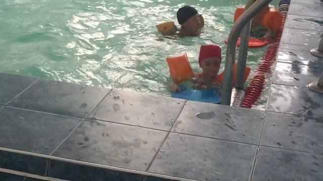 Учимся плавать! Первый раз в бассейн, СК Локомотив Елец смотреть онлайн