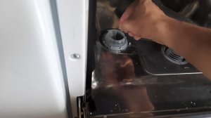 Как засыпать соль в посудомоечную машину?