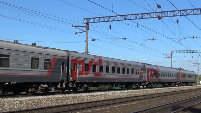 Электровоз ЭП1М-537 с пассажирским поездом