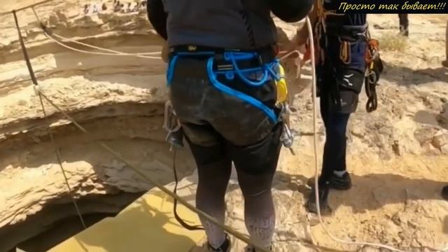 Эту жуткую ДЫРУ местные обходят стороной! Недавно в неё спустились учёные! Вот что они там нашли! смотреть онлайн