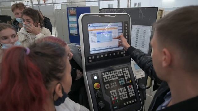 Студенты и преподаватели ДВФУ посетили производство ААК «Прогресс».