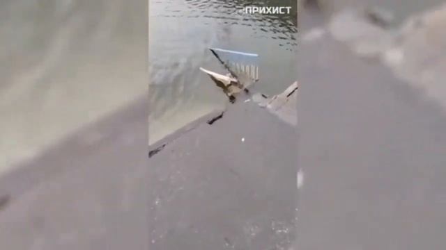 После ремонта обрушился мост возле Никополя (Украина) смотреть онлайн