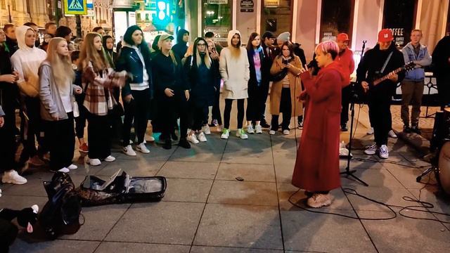 Уличные Музыканты Петербурга. Изабелла Соколовская выступает на Невском проспекте с группой Висконт смотреть онлайн