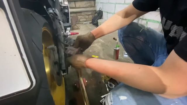 История про то,как НЕ СТОИТ МЕНЯТЬ тормозные колодки на Yamaha R6 2008, но это не точно... #МотоФил смотреть онлайн
