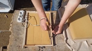 Як навощити вощину на рамку /Навощую   вощину паяльником/Начинающим пасічникам