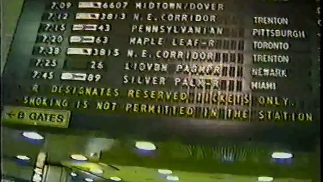 Train Board at Penn Station, New York смотреть онлайн